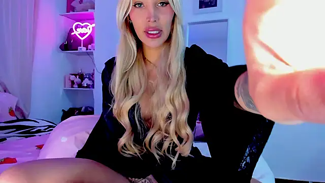 Snapshot of _viioletweekend_ chatting on February 15, 2026, 8:52 pm viioletweekend online show from February 15, 2026, 8:52 pm