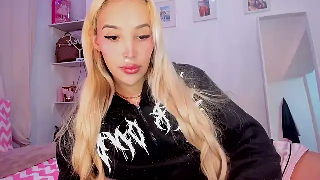 Snapshot of _viioletweekend_ chatting on March 16, 2026, 8:55 pm viioletweekend online show from March 16, 2026, 8:55 pm