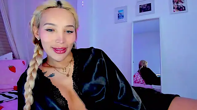 Snapshot of _viioletweekend_ chatting on February 18, 2026, 8:16 pm viioletweekend online show from February 18, 2026, 8:16 pm