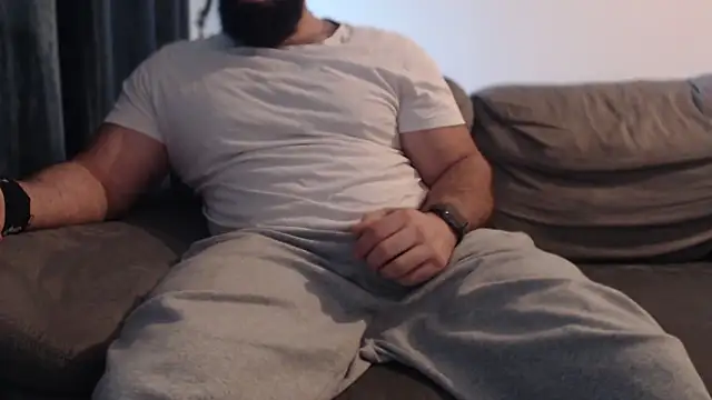 hugemachohandsome online show from November 30, 2025, 9:32 am