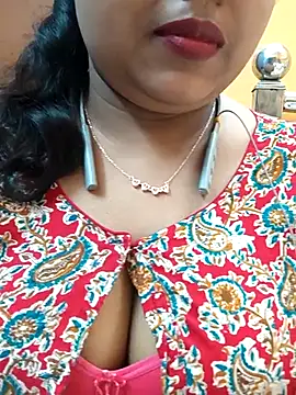 Snapshot of Sophiaboudi chatting on March 5, 2025, 5:39 pm Sophiaboudi online show from March 5, 2025, 5:39 pm