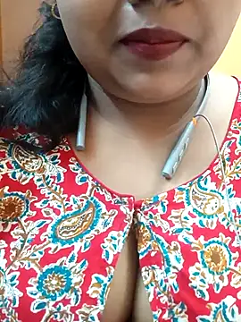 Snapshot of Sophiaboudi chatting on March 17, 2025, 5:27 pm Sophiaboudi online show from March 17, 2025, 5:27 pm