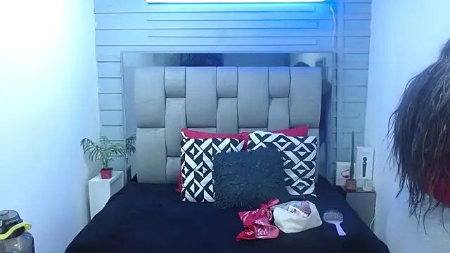 evelin zaens online show from March 17, 2026, 4:04 am