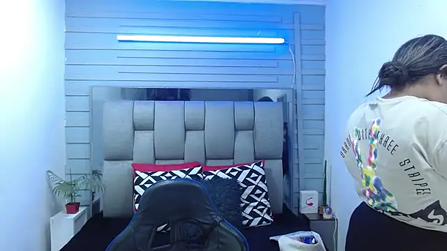 evelin zaens online show from March 24, 2026, 4:01 am