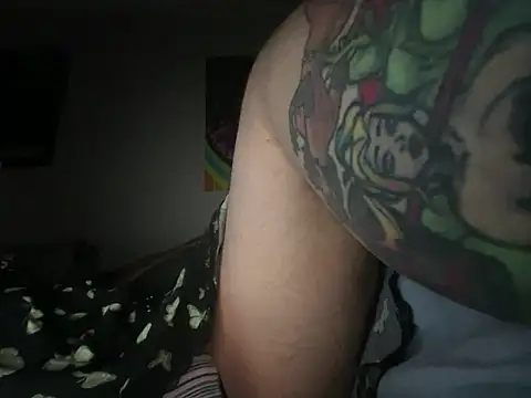 Snapshot of LuxBenn chatting on May 17, 2026, 2:44 am LuxBenn online show from May 17, 2026, 2:44 am