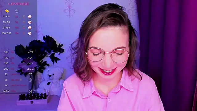 Snapshot of KindHazelHere_ chatting on February 6, 2026, 6:59 pm KindHazelHere online show from February 6, 2026, 6:59 pm