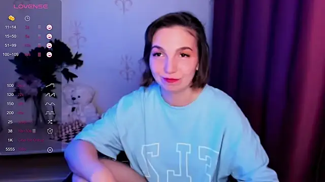 KindHazelHere  online show from November 4, 2025, 9:07 pm