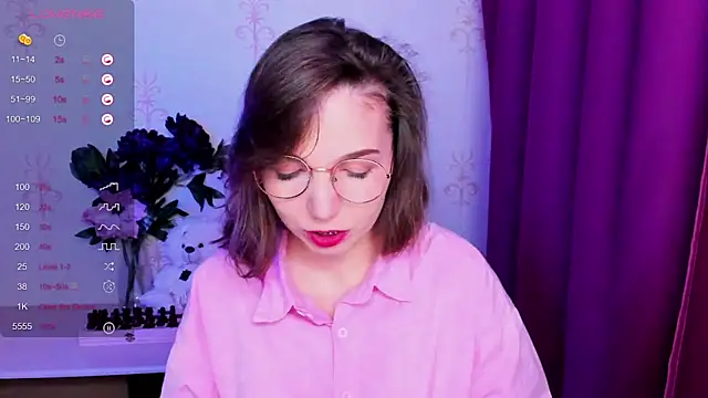 Snapshot of KindHazelHere_ chatting on February 3, 2026, 9:14 am KindHazelHere online show from February 3, 2026, 9:14 am