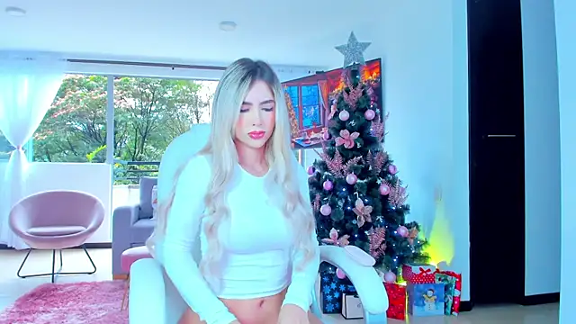 Snapshot of Sophi_Jonnes chatting on December 16, 2024, 1:11 pm Sophi Jonnes online show from December 16, 2024, 1:11 pm