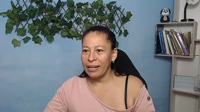 mature martina online show from November 17, 2025, 5:39 pm