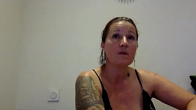 Snapshot of feline27 chatting on October 26, 2025, 7:14 pm feline27 online show from October 26, 2025, 7:14 pm