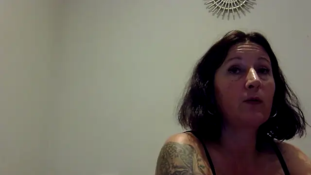 Snapshot of feline27 chatting on November 5, 2025, 8:12 pm feline27 online show from November 5, 2025, 8:12 pm