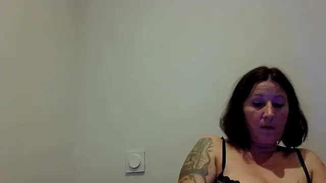 Snapshot of feline27 chatting on November 2, 2025, 10:04 pm feline27 online show from November 2, 2025, 10:04 pm