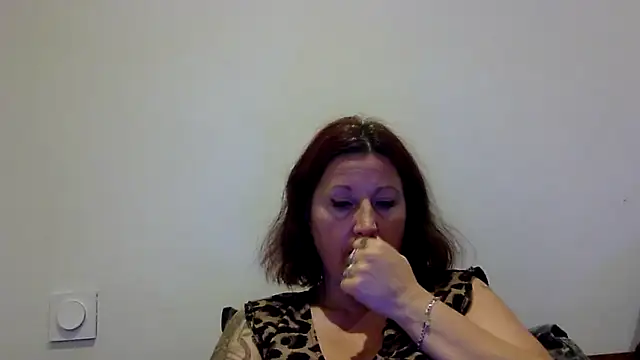 Snapshot of feline27 chatting on October 17, 2025, 8:21 pm feline27 online show from October 17, 2025, 8:21 pm