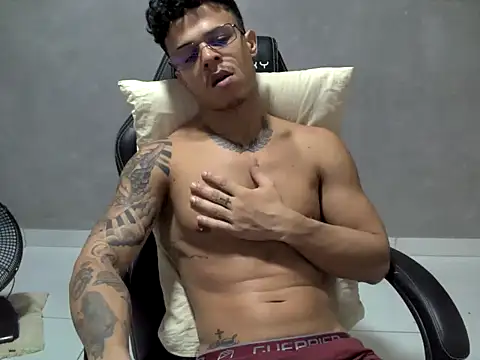 Gust027 online show from April 13, 2026, 2:26 am