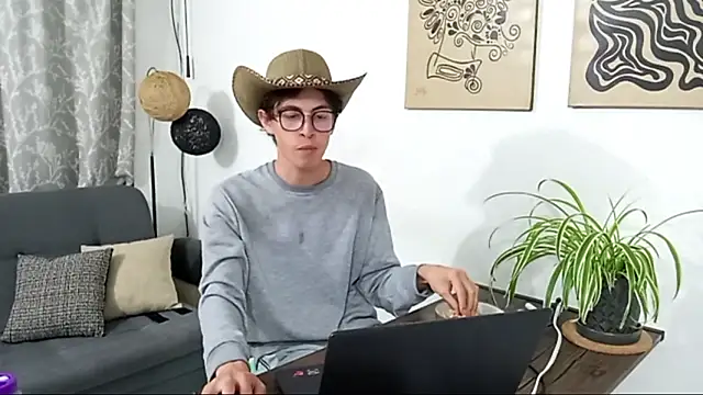 Snapshot of Norehg chatting on October 31, 2025, 8:00 am Norehg online show from October 31, 2025, 8:00 am