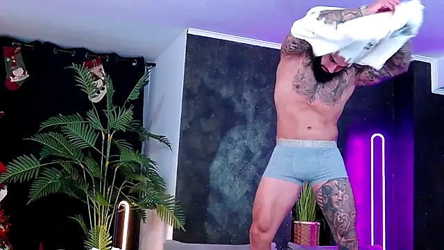 Snapshot of masterkingofmusclee chatting on December 2, 2025, 9:38 pm masterkingofmusclee online show from December 2, 2025, 9:38 pm