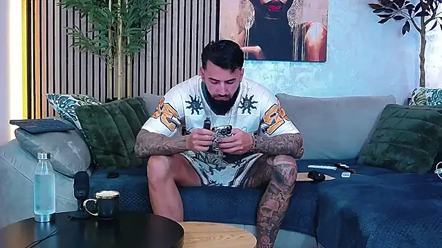 masterkingofmusclee online show from June 1, 2026, 7:52 am