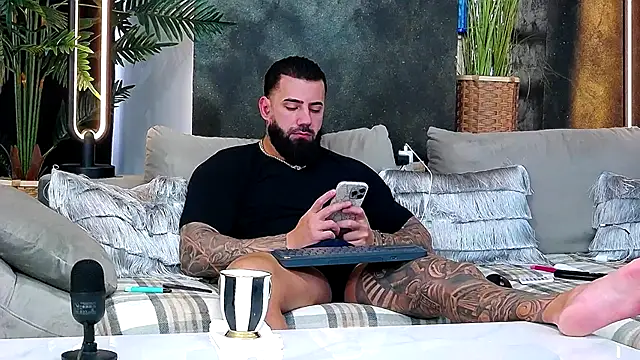 Snapshot of masterkingofmusclee chatting on November 17, 2025, 7:56 am masterkingofmusclee online show from November 17, 2025, 7:56 am