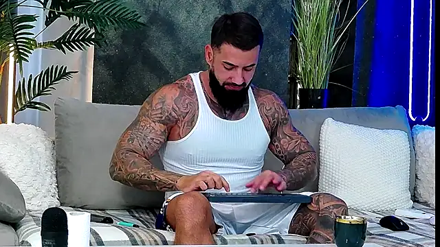 Snapshot of masterkingofmusclee chatting on October 2, 2025, 6:39 am masterkingofmusclee online show from October 2, 2025, 6:39 am