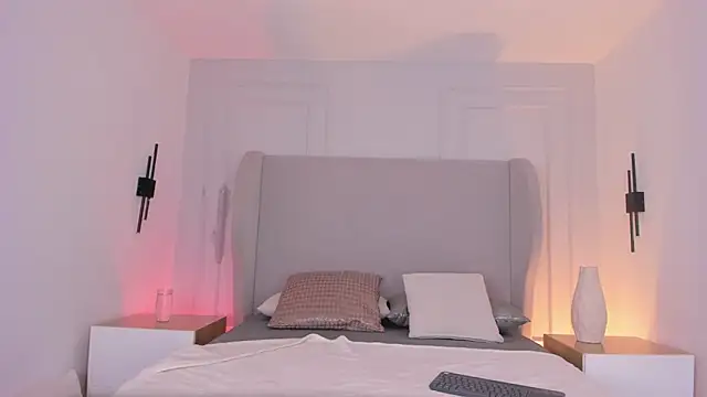 chloe d online show from November 17, 2025, 12:42 pm