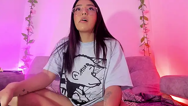 SamanthaJonson1 online show from November 1, 2025, 5:07 pm