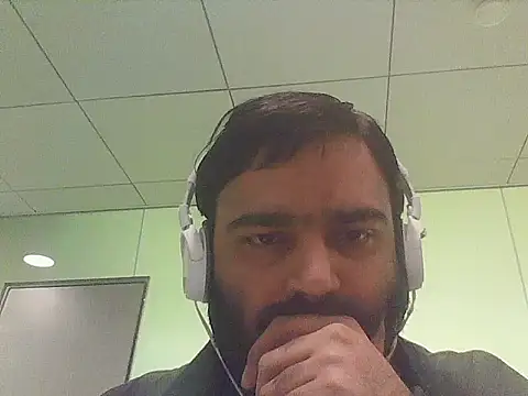 JohnBond009 online show from May 18, 2026, 9:03 am