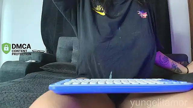 yungelitamor  online show from November 23, 2025, 5:28 am