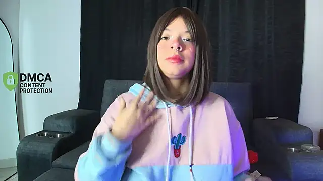 yungelitamor  online show from November 11, 2025, 5:02 am