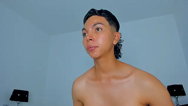 xhenisa  online show from April 6, 2026, 8:32 pm