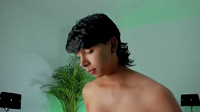 xhenisa  online show from October 8, 2025, 7:36 pm