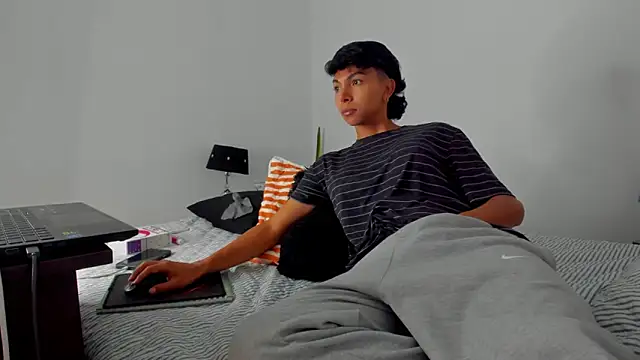 xhenisa  online show from March 6, 2026, 4:02 pm