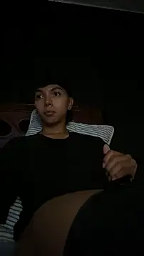 Snapshot of xhenisa_ chatting on February 5, 2026, 3:57 am xhenisa online show from February 5, 2026, 3:57 am