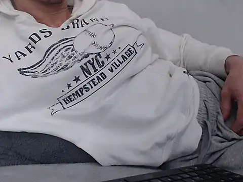 Snapshot of MikeyMaXXX chatting on March 1, 2026, 12:32 am MikeyMaXXX online show from March 1, 2026, 12:32 am