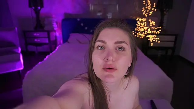 Snapshot of EmmyCharmm chatting on April 12, 2026, 5:44 am EmmyCharmm online show from April 12, 2026, 5:44 am