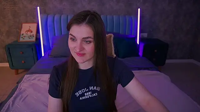 Snapshot of EmmyCharmm chatting on April 5, 2026, 5:36 am EmmyCharmm online show from April 5, 2026, 5:36 am