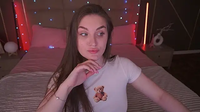 Snapshot of EmmyCharmm chatting on March 25, 2026, 6:35 am EmmyCharmm online show from March 25, 2026, 6:35 am