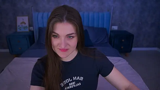 Snapshot of EmmyCharmm chatting on April 6, 2026, 5:30 am EmmyCharmm online show from April 6, 2026, 5:30 am