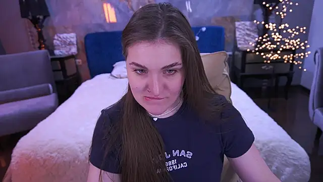 Snapshot of EmmyCharmm chatting on April 8, 2026, 5:42 am EmmyCharmm online show from April 8, 2026, 5:42 am