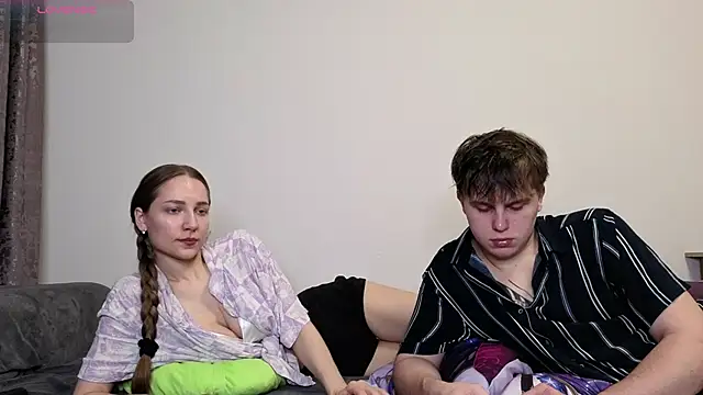 Emily and Ilumi online show from December 4, 2025, 5:45 pm