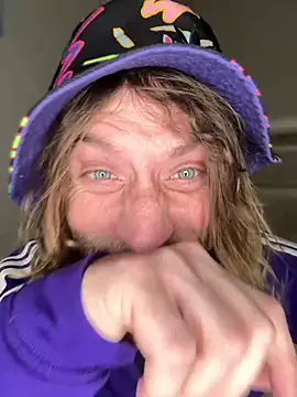 4kUsh2Fashion0 online show from February 3, 2025, 4:41 pm