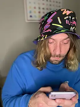 4kUsh2Fashion0 online show from January 22, 2025, 5:28 pm