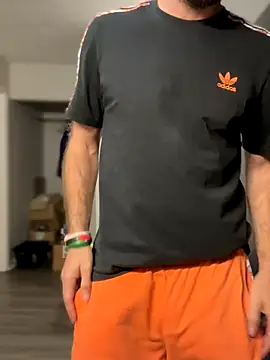 4kUsh2Fashion0 online show from October 6, 2025, 12:39 pm