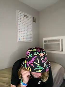 4kUsh2Fashion0 online show from January 21, 2025, 7:17 pm