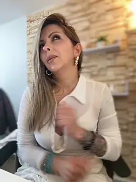 Snapshot of _Abril-Office1 chatting on September 8, 2025, 3:44 pm Abril-Office1 online show from September 8, 2025, 3:44 pm