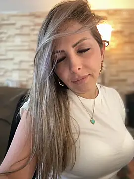 Snapshot of _Abril-Office1 chatting on September 16, 2025, 3:02 pm Abril-Office1 online show from September 16, 2025, 3:02 pm