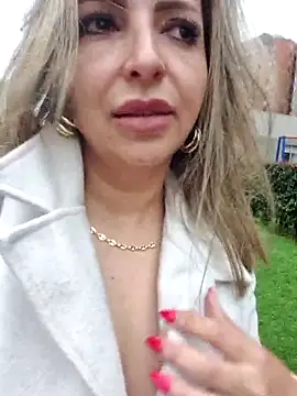 Snapshot of _Abril-Office1 chatting on March 6, 2025, 10:15 pm Abril-Office1 online show from March 6, 2025, 10:15 pm