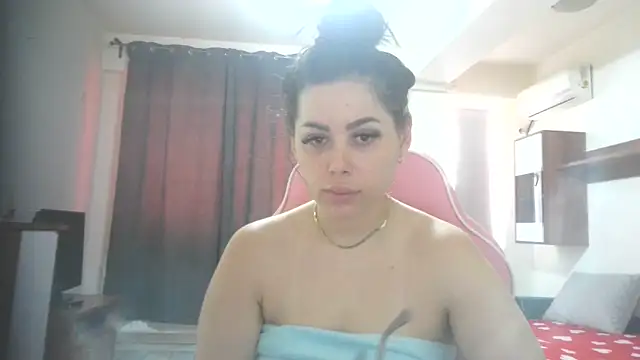 LovelyJulliette online show from June 14, 2026, 1:56 pm
