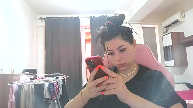 LovelyJulliette online show from June 19, 2026, 12:33 pm