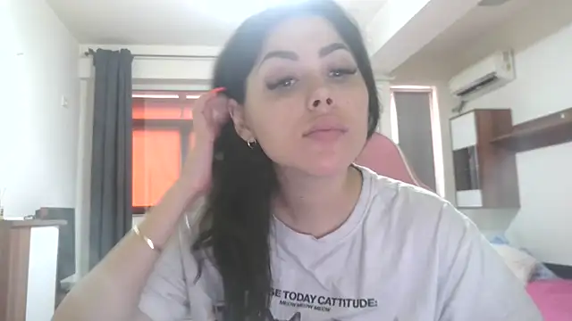 LovelyJulliette online show from June 9, 2026, 12:50 pm